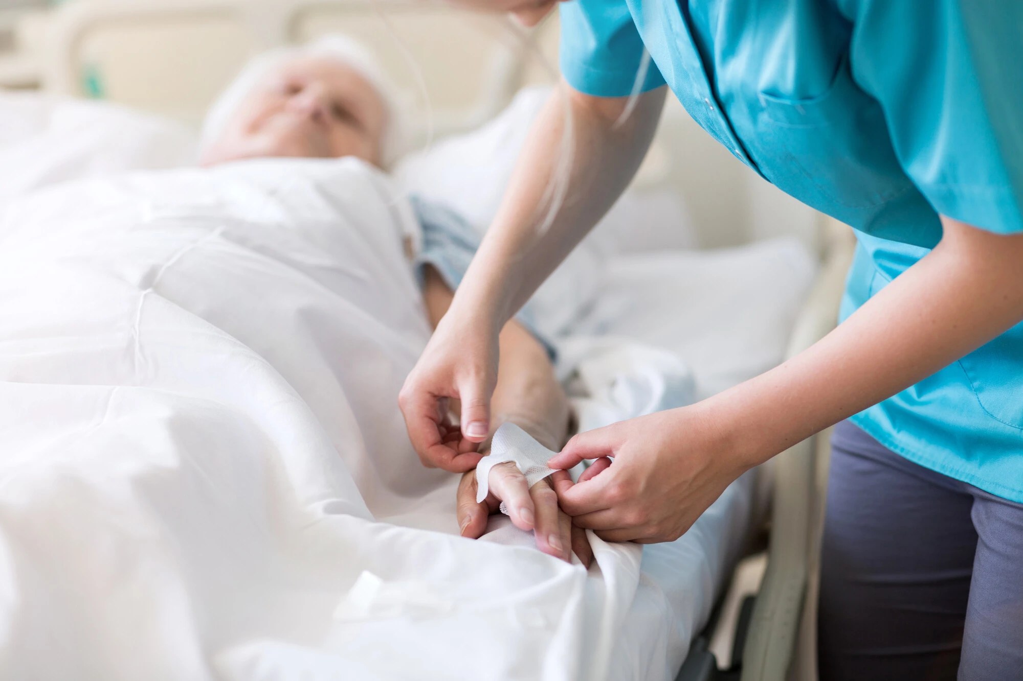 Operatrice sanitaria segue la terapia di una paziente